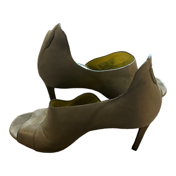 Coach Heels - Picture 3 of 3